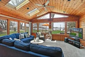 Meyers Bay Sunset Lakefront Cottage in Fox Lake with Boat Pier - Antioch