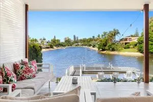 Water View Family Getaway - WiFi, Pool, BBQ - Benowa