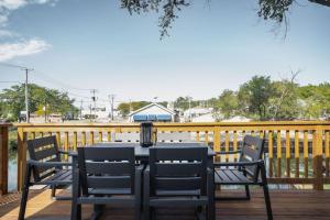 Harbor Clubhouse 3Bed 3.5Bath Modern Waterfront with Fireplace