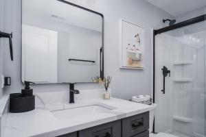 Harbor Clubhouse 3Bed 3.5Bath Modern Waterfront with Fireplace