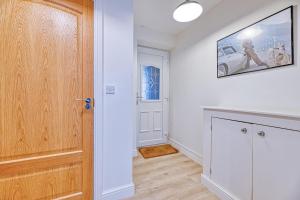 Spacious One Bedroom in Guilden Sutton by Guestz