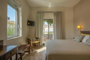 Queen Room with Balcony room in Hotel Peli