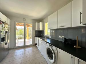 Villas VILLA ELODIE climatisee pour 10 personnes avec piscine privee a La Londe les Maures : photos des chambres