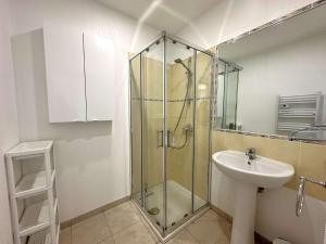 Villas VILLA ELODIE climatisee pour 10 personnes avec piscine privee a La Londe les Maures : photos des chambres