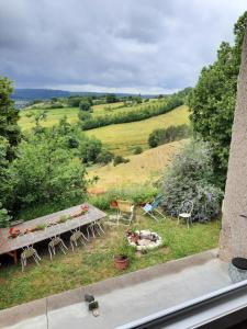 Sejours chez l'habitant Les coteaux de Planeze, maison et jardin dans le Lot! Chambres chez l'habitant! : Chambre Double