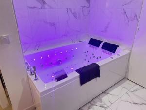 Appartements Love Room Suite Jacuzzi : photos des chambres