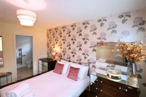 Binfield - Spacious Luxurious Four Bedroom House