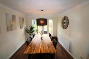 Binfield - Spacious Luxurious Four Bedroom House