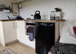 Cosy Off Grid Shepherds Hut with Wood Fired Hot Tub