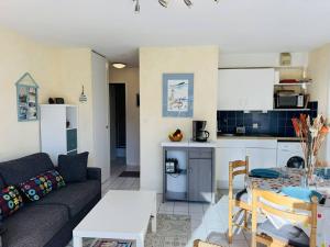 Agréable 2 pièces, piscine, parking, proche plage