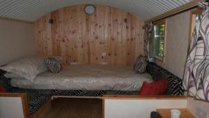Cosy Off Grid Shepherds Hut with Wood Fired Hot Tub