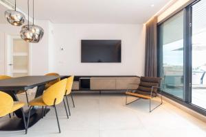 La Quinta 3 Bedroom Ultra Modern Apartment with Private Hot Tub