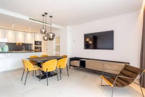 La Quinta 3 Bedroom Ultra Modern Apartment with Private Hot Tub