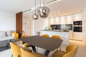 La Quinta 3 Bedroom Ultra Modern Apartment with Private Hot Tub