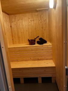 Modern Lakeside Cabins Jacuzzi and Sauna Up To 18 People