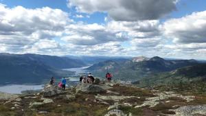 Modern Lakeside Cabins Jacuzzi and Sauna Up To 18 People