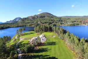 Modern Lakeside Cabins Jacuzzi and Sauna Up To 18 People