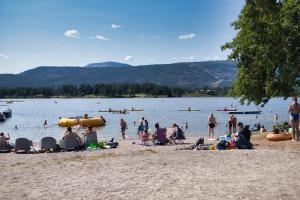Modern Lakeside Cabins Jacuzzi and Sauna Up To 18 People