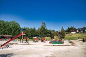 Modern Lakeside Cabins Jacuzzi and Sauna Up To 18 People