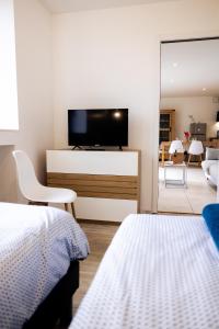Maisons de vacances Maison comprenant deux gites a louer, ensemble ou independamment, capacite de 4 a 19 personnes Idealement place pour visiter le Mont-Saint-Michel, Saint-Malo et les alentours : photos des chambres