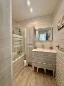 Aux beaux coquillages, vue mer et sur le port