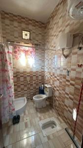 دور أرضي صالة وثلاث غرف نوم