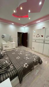 دور أرضي صالة وثلاث غرف نوم