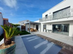 Villa récente spacieuse piscine St Gilles