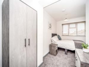 Modern 5 Bed House in Bedford Perfect For Contractors