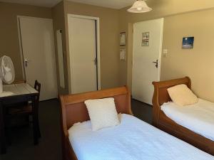 Hotels Gite-Auberge du Pont de Lanau : Chambre Lits Jumeaux avec Salle de Bains Privative
