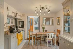 17th Century Cottage in Bideford Private Parking