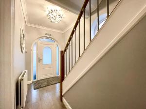 Large 4-bedroom detached house - Driveway for 3 cars - 20-minute walk to city centre - Gigabit Wi-Fi - Long Stay Rates!