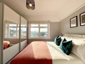 Large 4-bedroom detached house - Driveway for 3 cars - 20-minute walk to city centre - Gigabit Wi-Fi - Long Stay Rates!