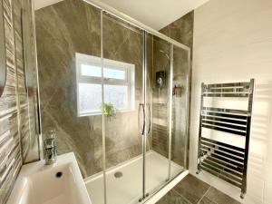 Large 4-bedroom detached house - Driveway for 3 cars - 20-minute walk to city centre - Gigabit Wi-Fi - Long Stay Rates!