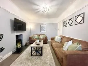 Large 4-bedroom detached house - Driveway for 3 cars - 20-minute walk to city centre - Gigabit Wi-Fi - Long Stay Rates! - Hucclecote