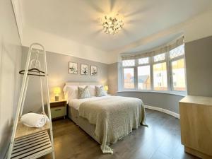 Large 4-bedroom detached house - Driveway for 3 cars - 20-minute walk to city centre - Gigabit Wi-Fi - Long Stay Rates!