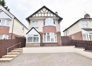 Large 4-bedroom detached house - Driveway for 3 cars - 20-minute walk to city centre - Gigabit Wi-Fi - Long Stay Rates!