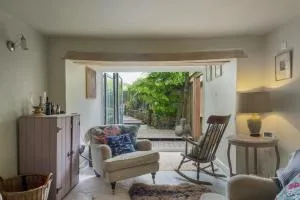 Quirky Lodge & Garden nr Totnes - Halwell