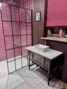 Farmhouse in Suffolk with wild swimming & hot tub