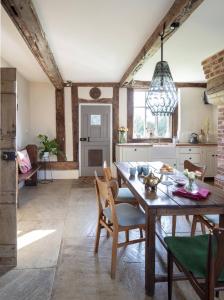 Farmhouse in Suffolk with wild swimming & hot tub