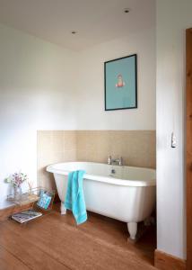 Farmhouse in Suffolk with wild swimming & hot tub