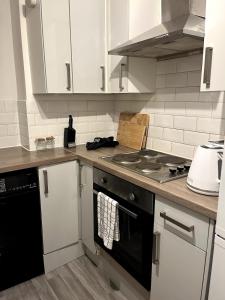 Cosy 2-Bed Home - Central Location Near Town & Train Station