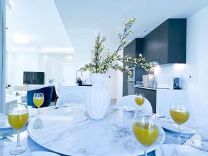 Spacious 2B Apt with Full Marina Views - Delphine