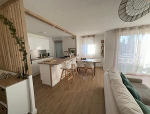 Appt entier 85m2 avec 2 chambres dont 1 suite parentale 1 bureau 1 canapé lit piscine