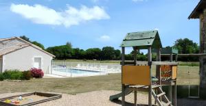 Maisons de vacances Maison de charme avec piscine et jardin a Saint-Vincent-la-Chatre : photos des chambres