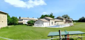 Maisons de vacances Maison de charme avec piscine et jardin a Saint-Vincent-la-Chatre : photos des chambres