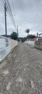 Perto da praia, tres suítes, cozinha, lavanderia e uma vaga de garagem coberta!