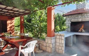 Charming house with sea view in Potirna, garden