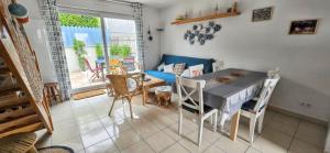 Maisons de vacances Maison charmante a Vaux-sur-Mer avec piscine partagee : photos des chambres