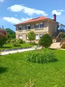 Appartement charmant à Toulonjac avec jardin et terrasse, 110 m² - Toulonjac